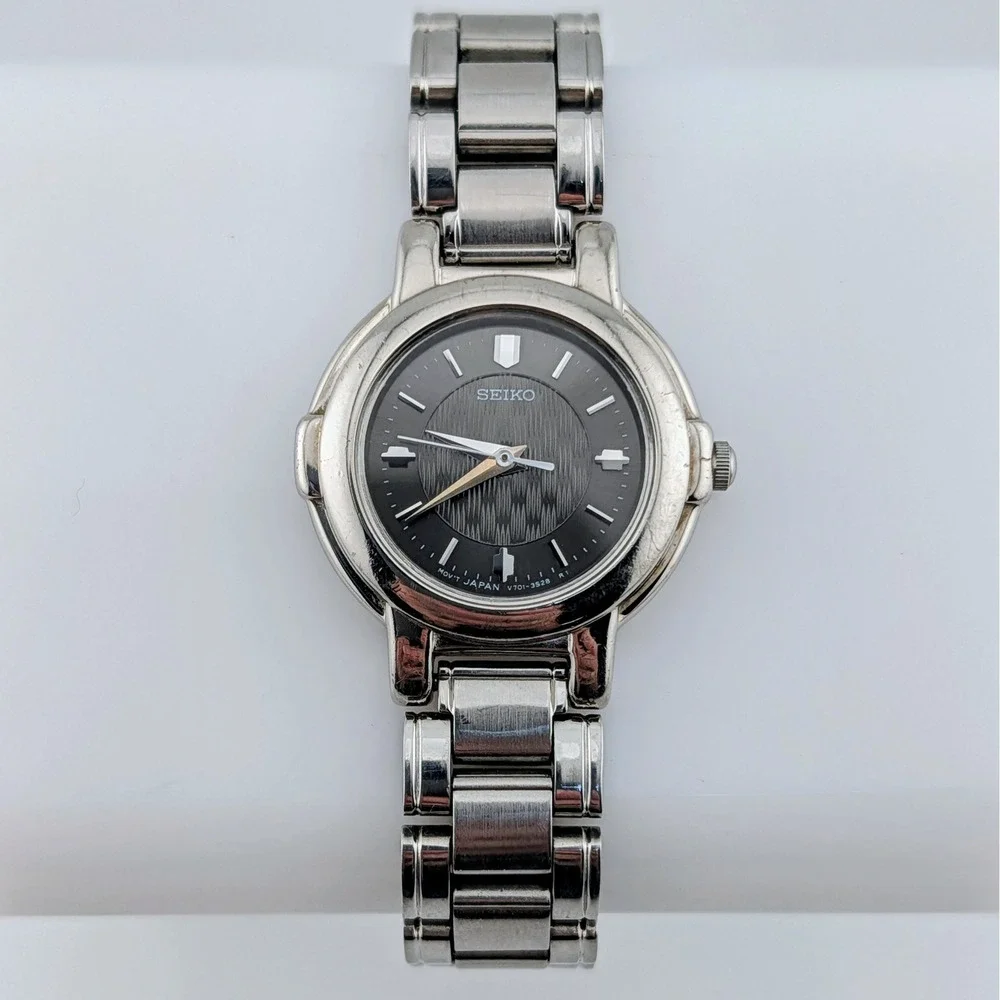 Vintage 1990s Seiko V701-2F50 Slim Gray Textured Dial SS 25mm Watch Runs 6.25